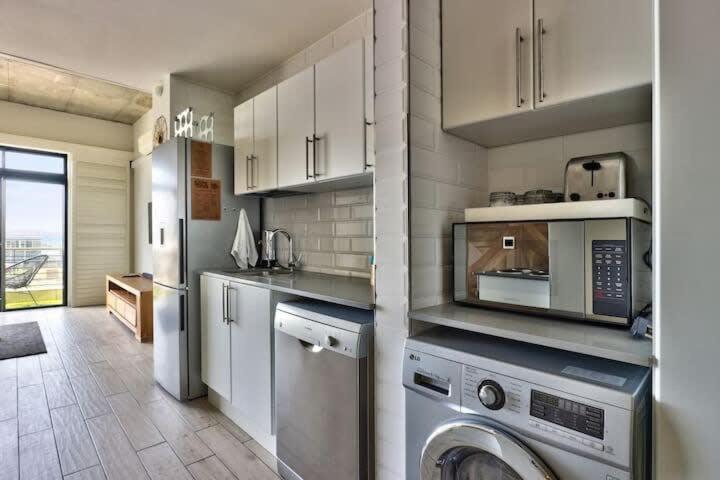 Stylish With Atlantic Ocean Views! Cape Town