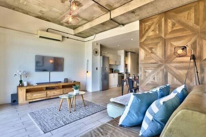 Stylish With Atlantic Ocean Views! Apartment